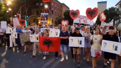 Photo of “Dorëheqje dhe qeveri teknike”, protestuesit mblidhen sërish para Kryeministrisë, 72 ditë tubim