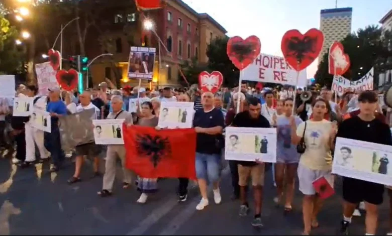  Dorëheqje dhe qeveri teknike   protestuesit mblidhen sërish para Kryeministrisë  72 ditë tubim