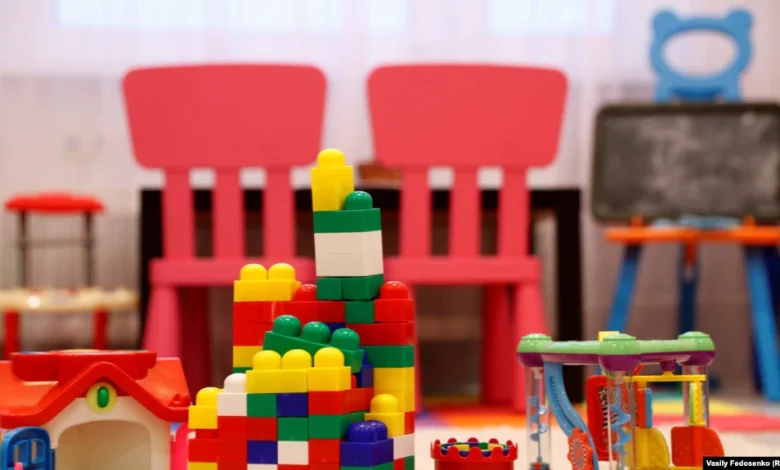 Edukatorja i shkel gishtin dhe krahun fëmijës në Çerdhe  prindi e kërcënon
