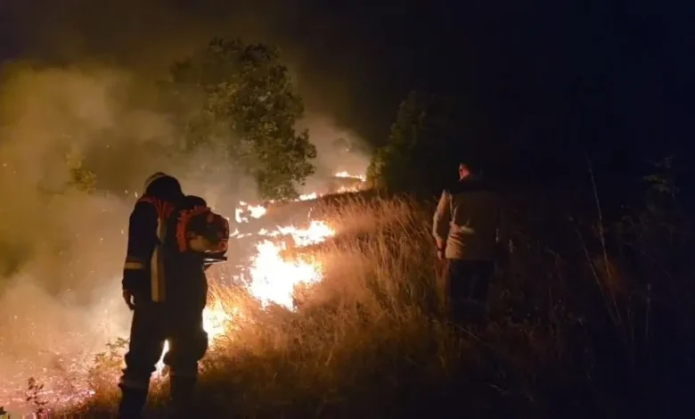 Nga 15 zjarre aktive në ambiente të hapura në RMV  katër janë më të mëdha