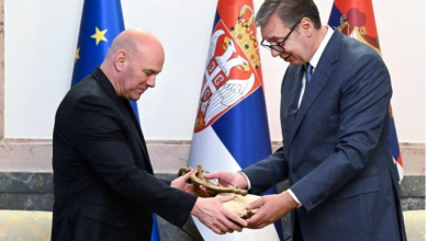 Photo of Presidenti Vuçiq “vjedh” lahutën shqiptare: Është instrument serb