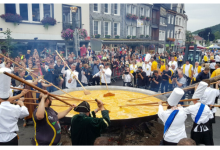 Photo of Jo dy vezë, por 10 mijë në një tigan gjigant – festa e omëletës në Belgjikë