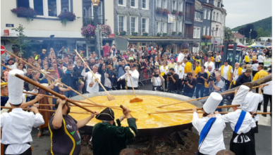 Photo of Jo dy vezë, por 10 mijë në një tigan gjigant – festa e omëletës në Belgjikë