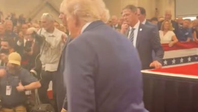 Photo of Çfarë është ajo nën xhaketën e Trump? Videoja virale po përhapet