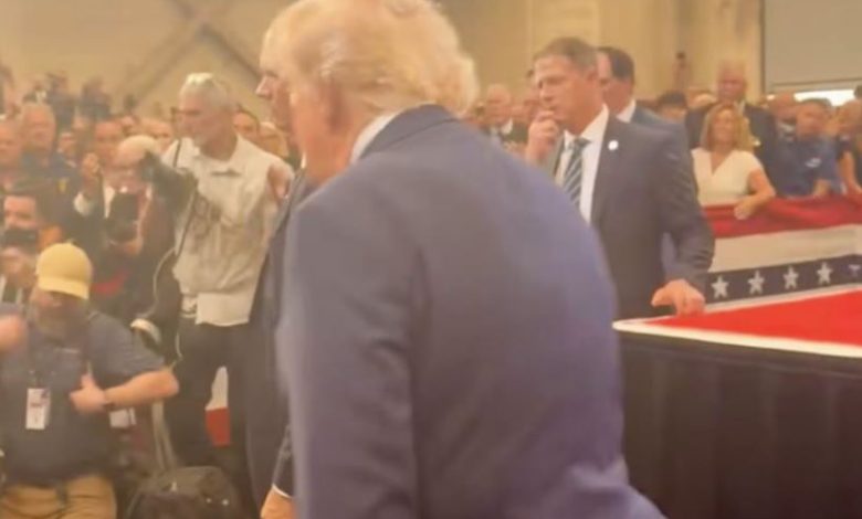 Çfarë është ajo nën xhaketën e Trump  Videoja virale po përhapet