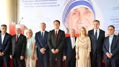 Photo of Zv/kryeministrit Sali bashkë me Kurtin dhe krerët e VLEN-it nderojnë figurën e Nënë Terezës