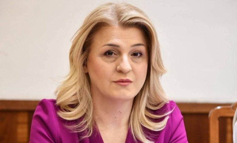 Reagon Toska  Turp t u vijë  drejtoreshë dhe shumicë shqiptare  mbyllni paralele shqipe 