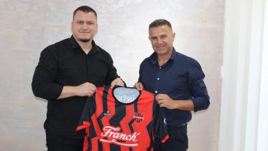 Photo of Shabani në konak të Daut Beqirit në Haraqinë nderohet me maicën e Shkëndisë