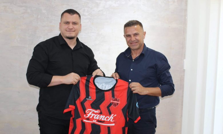 Shabani në konak të Daut Beqirit në Haraqinë nderohet me maicën e Shkëndisë
