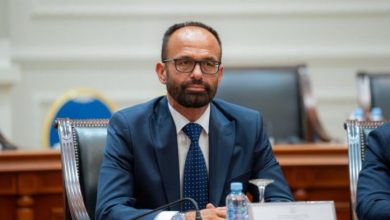 Photo of Shasivari kujton Arbën Xhaferin: Trashëgimia e tij mbetet udhërrëfyes për lirinë dhe barazinë