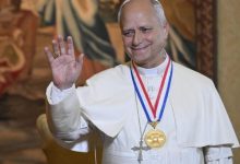 Photo of Papa Leone XIV mes 10 personaliteteve të veshura më mirë në botë sipas “Vanity Fair”