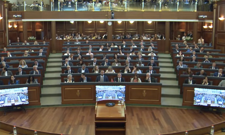 Fillon seanca konstituive e kuvendit të Kosovës  udhëhiqet nga Avni Dehari