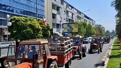 Photo of Bujqit me traktorë bllokuan Strumicën: “U dogjëm në fusha në këtë vapë, ata duan ta marrin specin pothuajse falas”