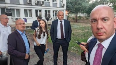 Photo of Dy deputetë bullgarë me ndalesë hyrjeje u shfaqën në një seancë gjyqësore në Koçan