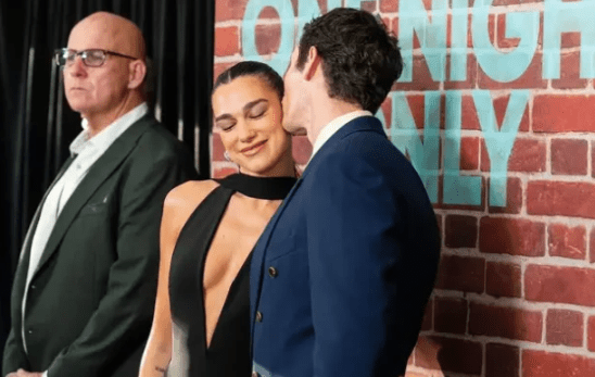Vetëm një ditë pas përfundimit të Sunny Hill  Dua Lipa shfaqet krah partnerit në premierën e filmit të tij të ri