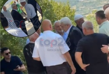 Photo of Ali Ahmeti merr pjesë në varrimin e babait të Izet Mexhitit
