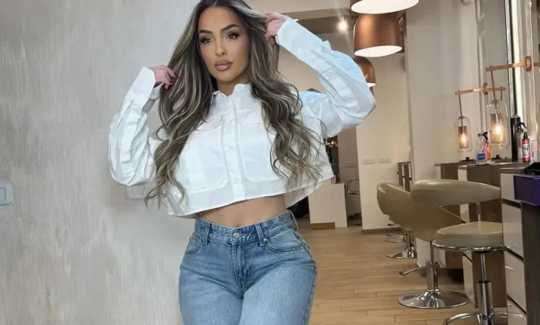 Mes dritave të kuqe  Adelina Berisha vjen  hot  me një pozë që flet vetë
