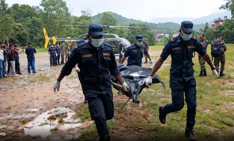 Katastrofa në Nepal  Rëndohet bilanci i përmbytjeve  750 viktima dhe mijëra të zhdukur  Operacionet e kërkimit vazhdojnë