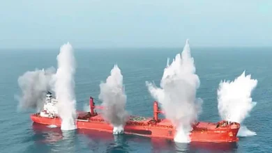 Photo of Anija indiane fundoset pranë brigjeve të Jemenit pasi u godit nga një raketë, shpëtohen mrekullisht 14 marinarë