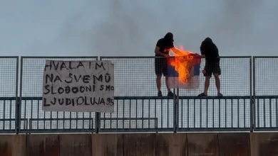 Photo of Dy persona i vunë flakën flamurit serb në Kroaci për ta shënuar përvjetorin e operacionit “Stuhia”