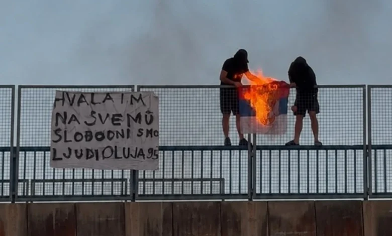 dy-persona-i-vune-flaken-flamurit-serb-ne-kroaci-per-ta-shenuar-pervjetorin-e-operacionit-stuhia