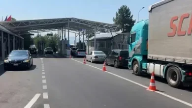 Photo of Nafta 60 lekë më lirë, qytetarët e Dibrës drejt Maqedonisë së Veriut, radhë në Bllatë