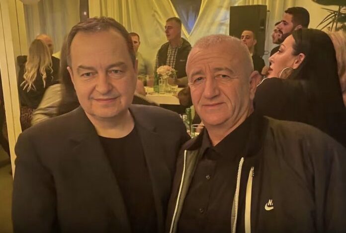 Ky është spiuni i dyshuar në foto me Daçiqin  që sot u arrestua në Merdare