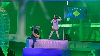Photo of Katy Perry mbrëmë në Prishtinë improvizoi zbarkimin në Hënë me flamurin e Kosovës