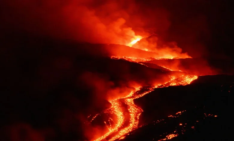 VIDEO  Etna shpërthen dhe  paralizon  fluturimet në Siçili  reja e hirit kalon Mesdheun deri në Libi