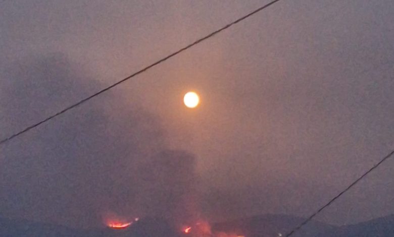 Flakët përfshijnë Malin e Thatë  zjarr i madh mbi fshatin Kopanicë