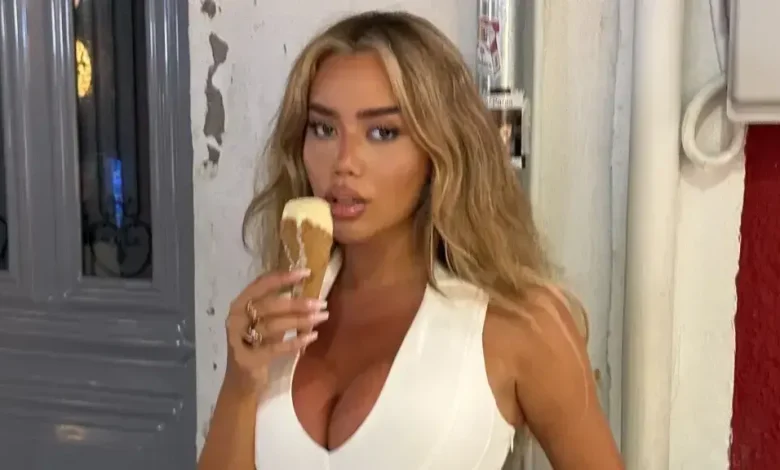 Festa me bikini që lënë fare pak për imagjinatë  format në qendër të vëmendjes