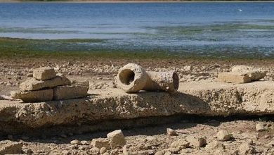 Photo of Thatësira zbulon rrënojat në Angli, fshati i zhdukur nën ujë rishfaqet pas gati 50 vitesh