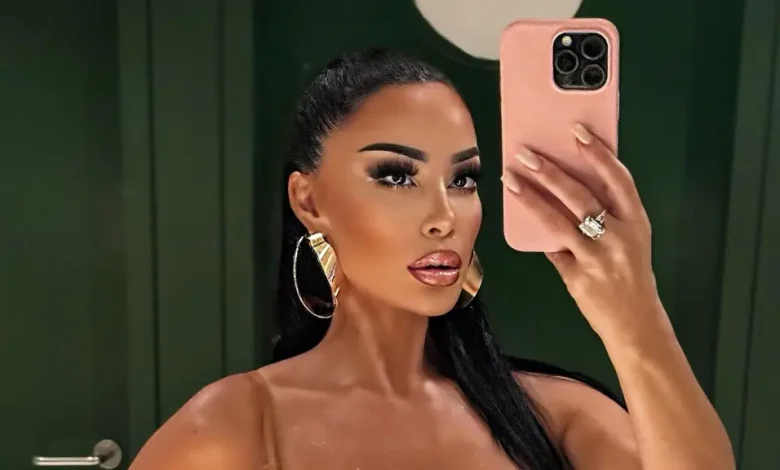 Flaka mahnit me fustanin glamur në një event përrallor
