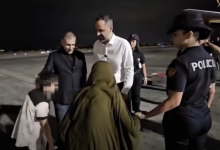 Photo of Rama ndan pamje nga mbërritja në Shqipëri e pesë shqiptarëve nga Siria: Vijon përpjekja për të tjerët