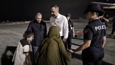 Photo of Rama ndan pamje nga mbërritja në Shqipëri e pesë shqiptarëve nga Siria: Vijon përpjekja për të tjerët