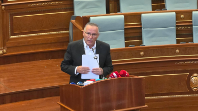 Photo of Bedri Hamza: Albin Kurti po e mban peng shtetin e Kosovës, konstituoni Kuvendin