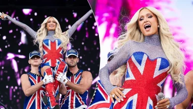 Photo of Paris Hilton rikthen ikonën e Ginger Spice, mahnit me fustanin “Union Jack” në Brighton Pride