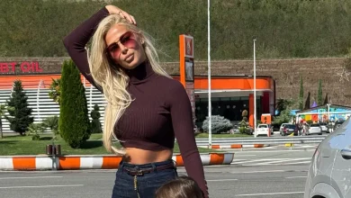 Photo of Marina me bluzën që mezi ia mbulon gjoksin, format e saj në plan të parë