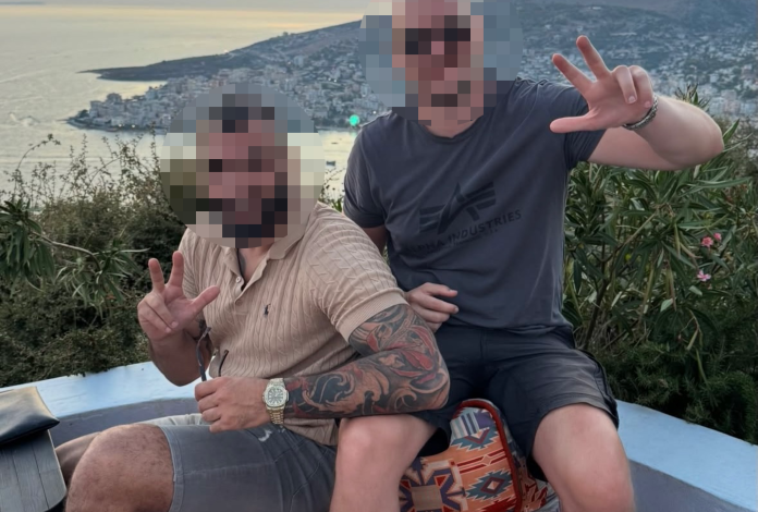  Serbët vijnë me pushime në Shqipëri dhe nxjerrin  tre gishtat   neve na arrestojnë për fanella 