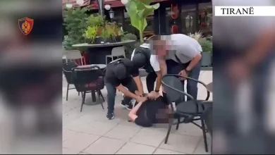 Photo of Po shkëmbenin kokainë në rrugë, dy të rinjtë arrestohen në flagrancë në Tiranë. Sekuestrohen 252 gramë drogë