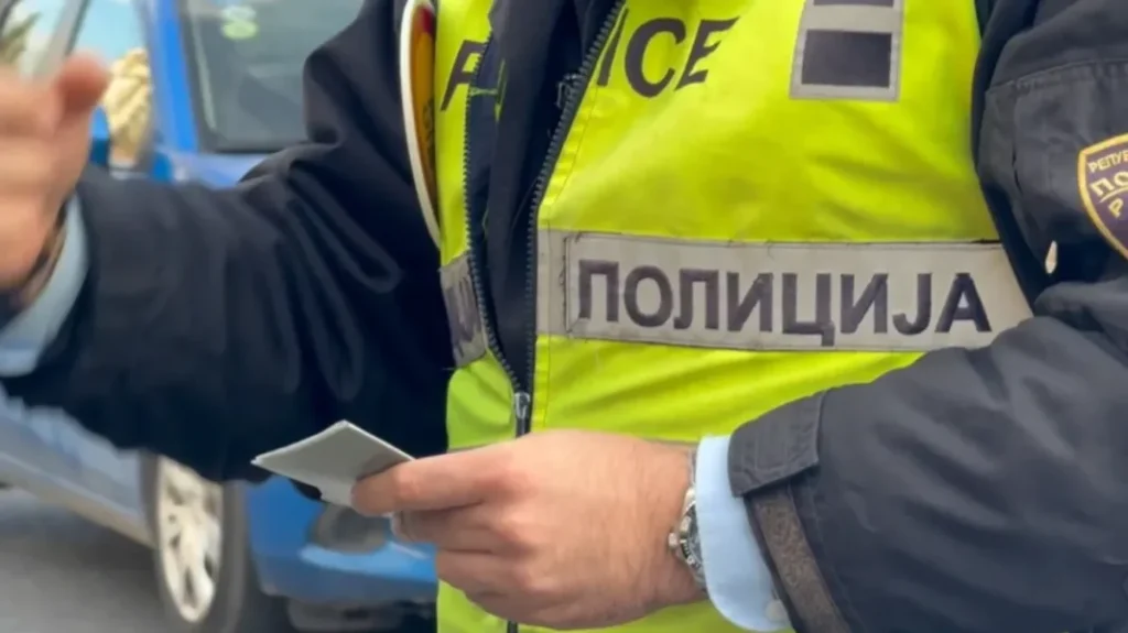 I morën pistoletën policit  u arratisën dhe u rrokullisën me veturë në autostradë