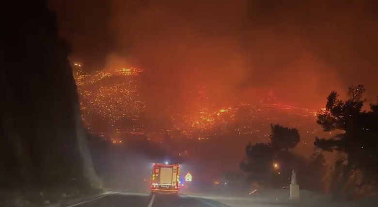 Zjarr i madh pranë Omišit në Kroaci   Njerëzit qajnë dhe ikin  është djegur kalaja Fortica 