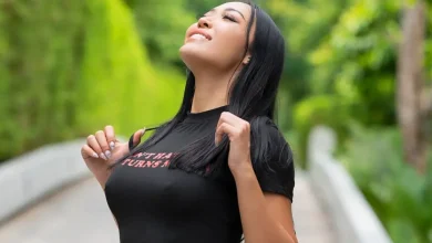 Photo of Rebecca befason me bluzën që mezi mbulon gjoksin në rrugë