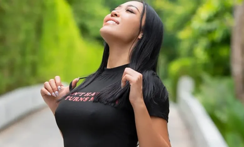 Rebecca befason me bluzën që mezi mbulon gjoksin në rrugë
