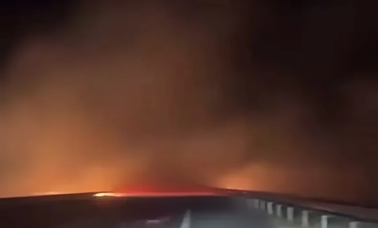 Zjarr i madh në rrugën Shtip Koçan  tymi bllokoi qarkullimin