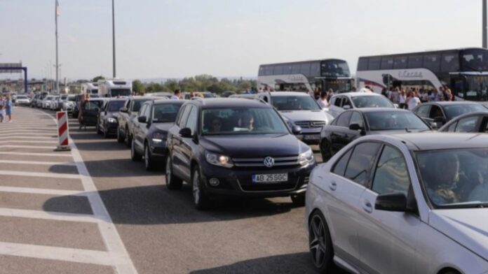 Kolona në vendkalimet kufitare  kufizime dhe regjim i veçantë sezonal në disa akse rrugore  Mësoni njoftimet e reja