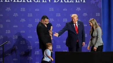 Photo of Video/ Trump kap vogëlushin para se të bjerë nga skena, nuk i kursen ironitë për Biden: S’dua që të bëhet si ai