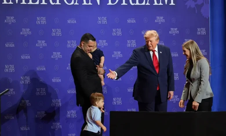 Video  Trump kap vogëlushin para se të bjerë nga skena  nuk i kursen ironitë për Biden  S dua që të bëhet si ai