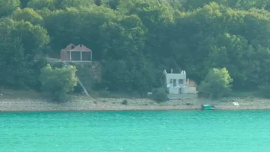 Photo of PAMJE EKSKLUZIVE: Pronarët e vilave ilegale në Ujman ‘paketohen’ vetë, para se t’i shkojnë bagerët e institucioneve të Kosovës