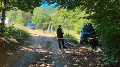 Photo of Eshtrat e gjetura në Zubin Potok dërgohen në Hagë për identifikim përmes ADN-së